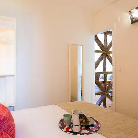 Sunlit Photographers 1bedroom In Alcantara * Lisbon